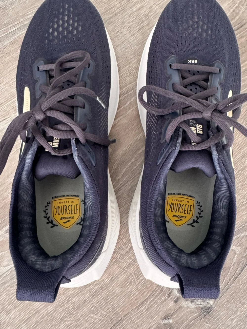 👟💙2026 Brooks Berkshire Hathaway Glycerin GTS 23 Indigo/Bleached Sand/White